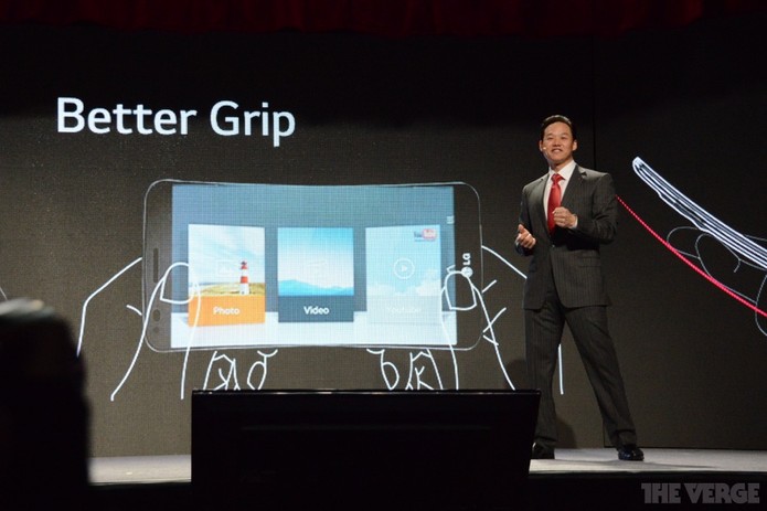 Telas flexíveis em novos modelos da companhia, G Flex seria só o primeiro (Foto: Reprodução/The Verge) Telas flexíveis em novos modelos da companhia, G Flex seria só o primeiro (Foto: Reprodução/The Verge)