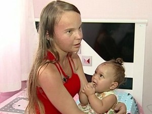 'A vi caindo e não podia fazer nada', diz mãe de bebê que caiu de 2º andar no espírito Santo (Foto: Reprodução/TV Gazeta) 'A vi caindo e não podia fazer nada', diz mãe de bebê que caiu de 2º andar no espírito Santo (Foto: Reprodução/TV Gazeta)