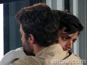 William abraça Marlon (Foto: Além do Horizonte/TV Globo)