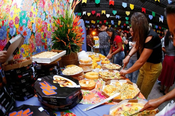 Mesa com comidas típicas e também pizza para agradar todos os paladares  (Foto: Felipe Brasil)