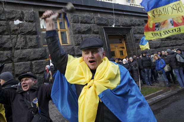 Manifestantes protestam contra o governo da Ucrânia nesta segunda-feira (2) em Kiev (Foto: Ivan Sekretarev/AP)
