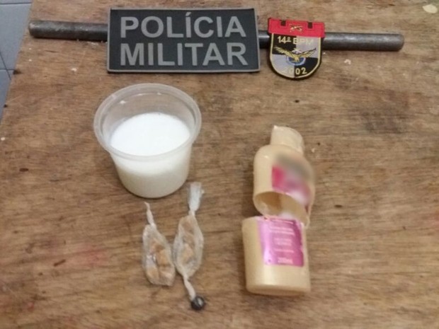 Dez pedras de crack foram encontradas dentro de um recipiente de condicionador (Foto: Divulgação/Polícia Militar)