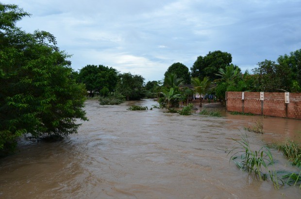 Rio Anta transbordou e causou alagações (Foto: Magda Oliveira/G1)