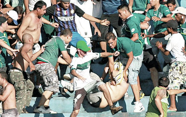 Goiás x Atlético-PR - briga na torcida (Foto: Cristiano Borges / O Popular)
