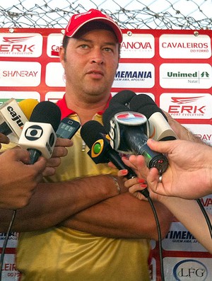 Roberto Fernandes, técnico do América-RN, foca a vitória (Foto: Matheus Magalhães/GLOBOESPORTE.COM)