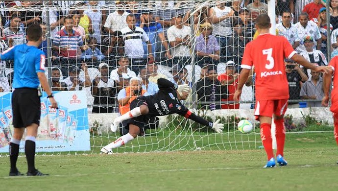 Julio Cesar voa para pegar o pênalti batido por Didira (Foto: Ailton Cruz/ Gazeta de Alagoas)