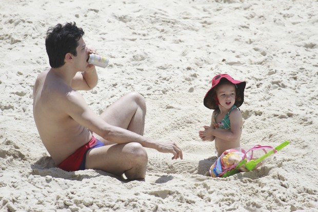 Mateus Solano e familia na praia (Foto: Dilson Silva/ Ag. News)