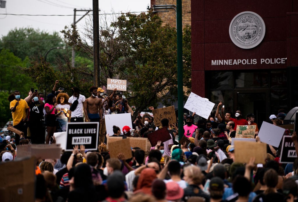 Manifestações em frente à sede da policia em Minneapolis (Foto: Getty Image )