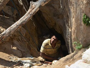 Homem entra em mina em El Corpus nesta sexta (4) para ajudar a resgatar mineiros (Foto: AFP PHOTO / ORLANDO SIERRA)