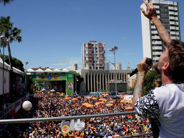 Saulo e o pipoca que ele arasta no Campo Grande nesta segunda-feira de carnaval, em Salvador (Foto: Robson Oliveira/Ag Haack)