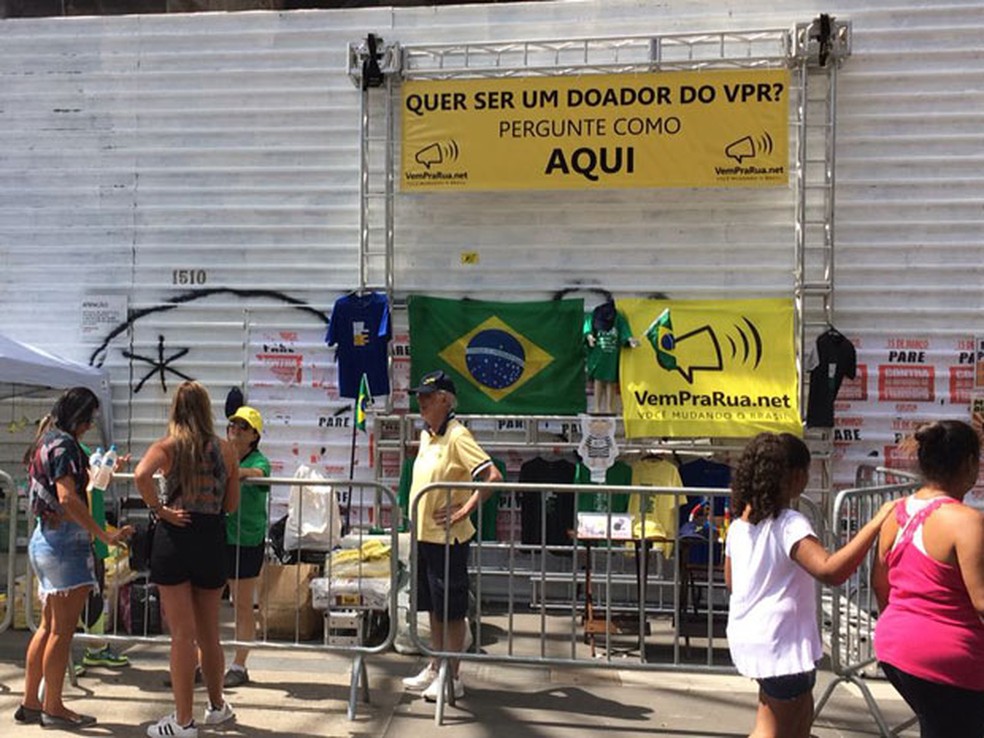 Grupo pede doação em cartaz na Avenida Paulista (Foto: Paulo Toledo Piza/G1)