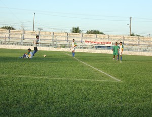 Jogadores do Ariquemes na partida que foi adiada no Campeonato sub-20  (Foto: Larissa Vieira/GLOBOESPORTE.COM)