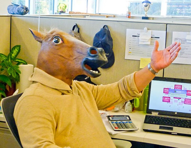 Homem usa máscara em dia 'normal' de trabalho (Foto: Reprodução)