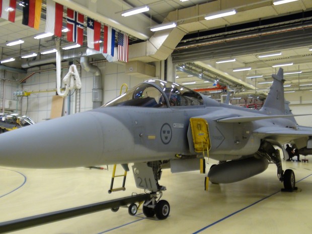 Gripen é preparado para voo em base da Aeronáutica em Satenas, Suécia (Foto: Tahiane Stochero/G1)