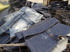 Peça jeans após alguns processos de beneficiamento (Foto: Paula Cavalcante/G1) Peça jeans após alguns processos de beneficiamento (Foto: Paula Cavalcante/G1)