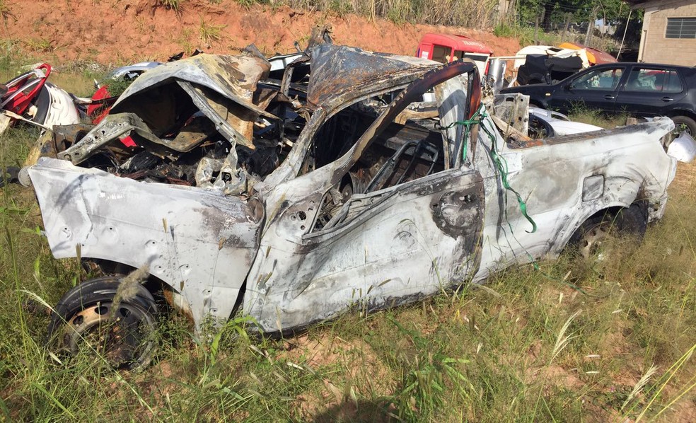 Passageiro, de 66 anos, não conseguiu deixar o carro e morreu no local (Foto: Claudinei Troiano/TV Fronteira)