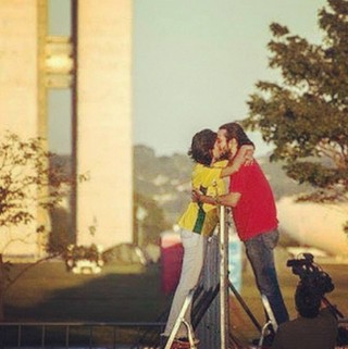 Foto que mostra casal com opiniões contrárias se beijando foi postada por Bruno Mazzeo, Caio Blat e Thiago Lacerda (Foto: Instagram/Reprodução)