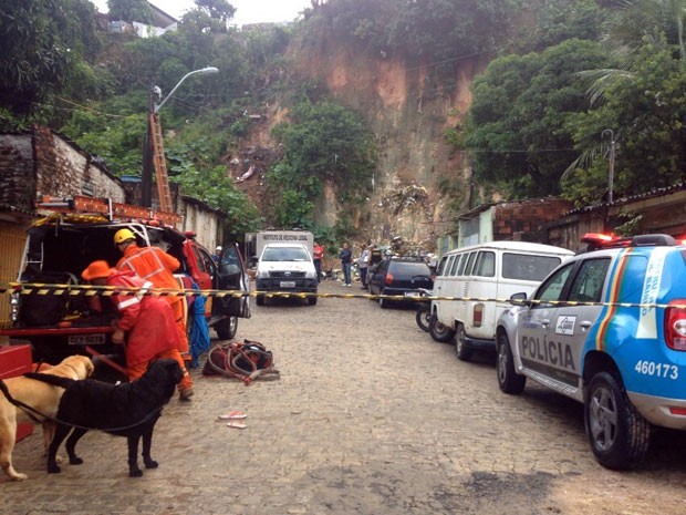 Barreira deslizou em cima da casa das vítimas, localizada na Rua Antônio Porfiro Santana, na Bomba do Hemetério (Foto: Ana Regina / TV Globo)