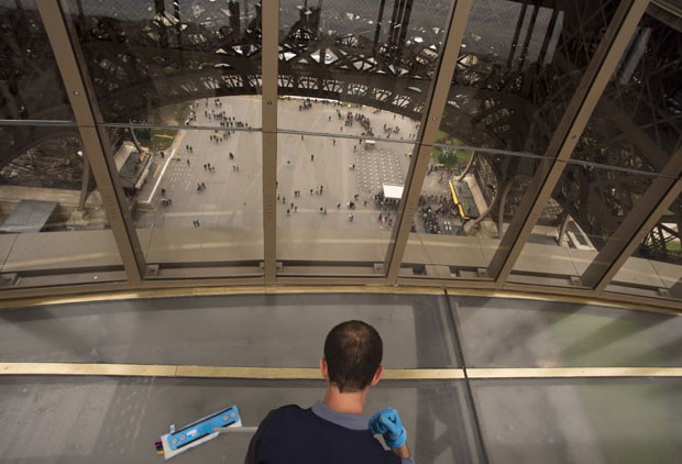 Funcionário limpa o novo piso (Foto: Lionel Bonaventure/AFP)