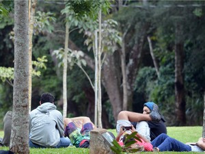 Estudantes no jardim do campus da Ufla em Lavras, MG (Foto: Samantha Silva / G1)