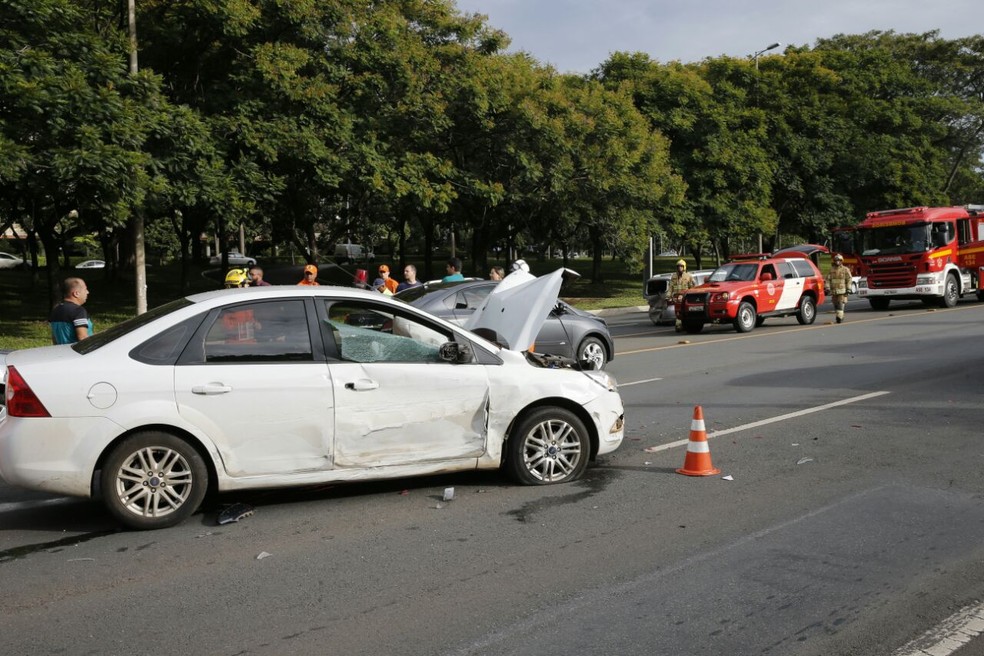 Carro parado no Eixão após acidente envolvendo mais três veículos (Foto: Corpo de Bombeiros/Divulgação)