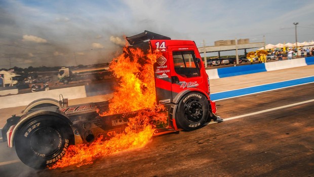 Caminhão de João Maistro sofre incêndio em prova da Fórmula Truck em Cascavel (Foto: José Mário Dias / divulgação)