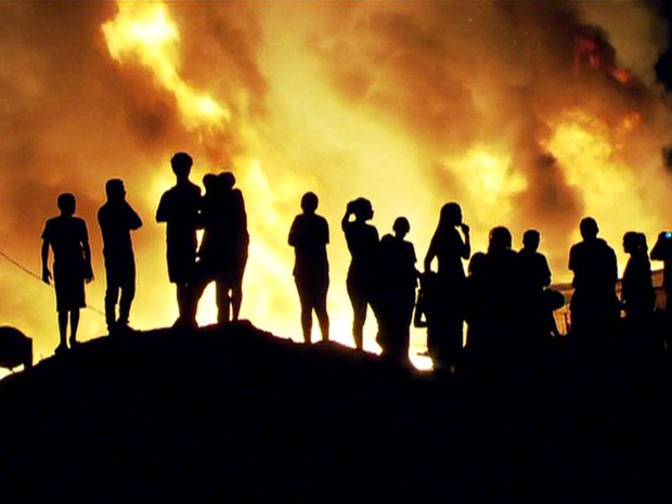 Incêndio destrói Favela do Piolho, em Campo Belo, zona sul de São Paulo (SP) - GNews (Foto: Reprodução/GloboNews)
