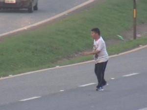 Homem atravessa rodovia mancando em Tatuí (Foto: Reprodução/ TV TEM)