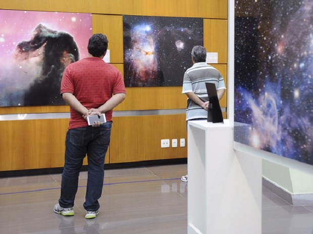 Painéis fotográficos que integram a mostra Universo Surpreendente, em exposição no planetário do DF (Foto: Andre Borges/Agência Brasília)