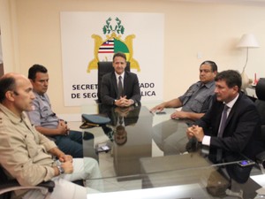 Secretário Aluísio Mendes reunido com os coronéis Aldimar Zanoni Porto e João Nepomuceno, o tenente coronel Marco Antonio Alves, e o adjunto Laércio Costa (Foto: Divulgação/SSP)