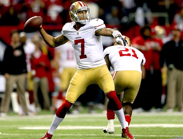 Colin Kaepernick na partida do São Francisco contra o Falcons na NFL (Foto: Getty Images)