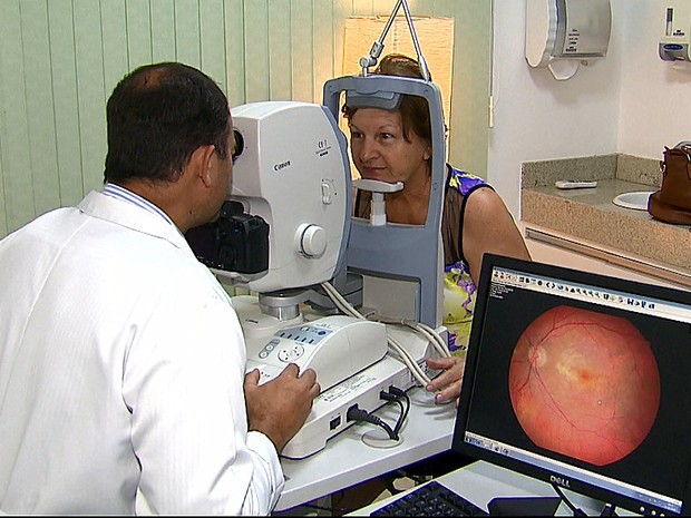 Equipamento usado em exames de retinografia para observar e registrar fotos da retina (Foto: Reprodução/EPTV)