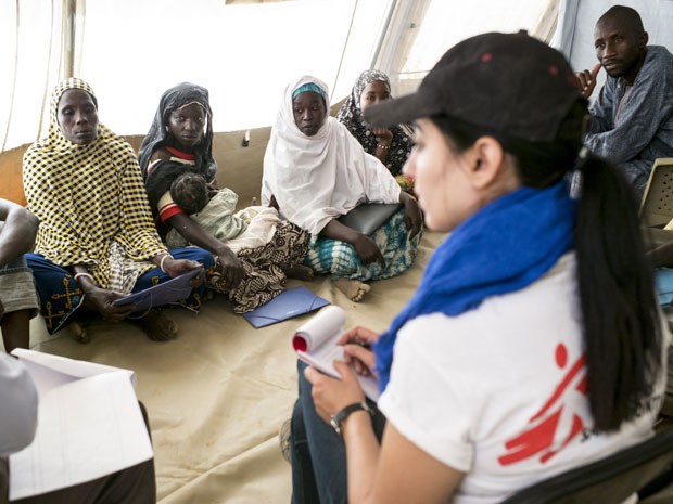A MSF conduz consultas voltadas para saúde mental no campo de refugiados de Dar Es Salaam (Foto: Sylvain Cherkaoui/Cosmos/ Médico Sem Fronteiras)