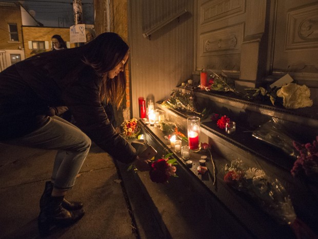 Fã presta homenagem a Leonard Cohen em frente à casa do músico, em Montreal (Foto: Paul Chiasson/The Canadian Press via AP)