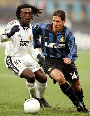 Seedorf com o Simeone (Foto: Getty Images)