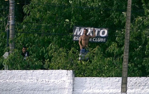 Torcedor do Mixto se segura no fio de alta tensão (Foto: Reprodução/TVCA)