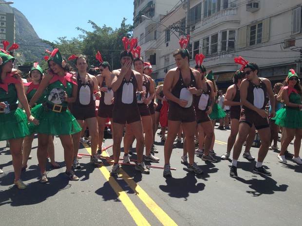 Rio de Janeiro O grupo de amigos vestidos de renas do Papai Noel dançam Beijinho no Ombro durante desfile de Suvaco de Cristo (Foto: Glenda Almeida/ G1)