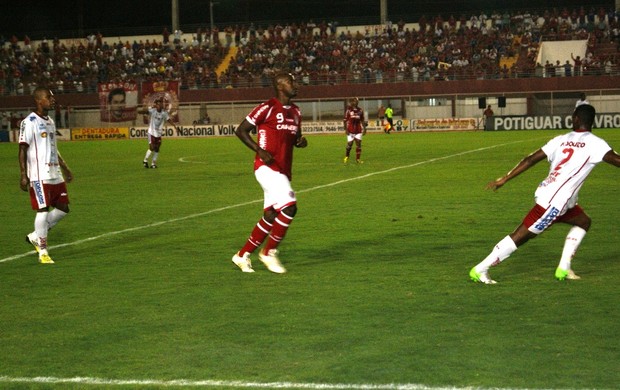 Itamar marcou o primeiro gol do América-RN (Foto: Augusto Gomes)