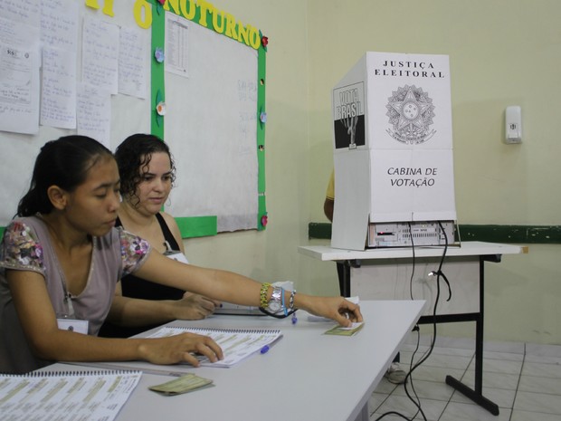 Mesários em seção eleitoral da Zona Centro-Sul de Manaus (Foto: Suelen Gonçalves/G1 AM)