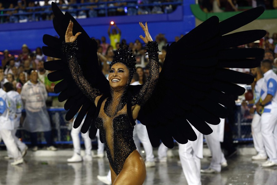 Sabrina Sato encarnou o Cisne Negro na Sapucaí para exercer a função de rainha de bateria da Vila Isabel
