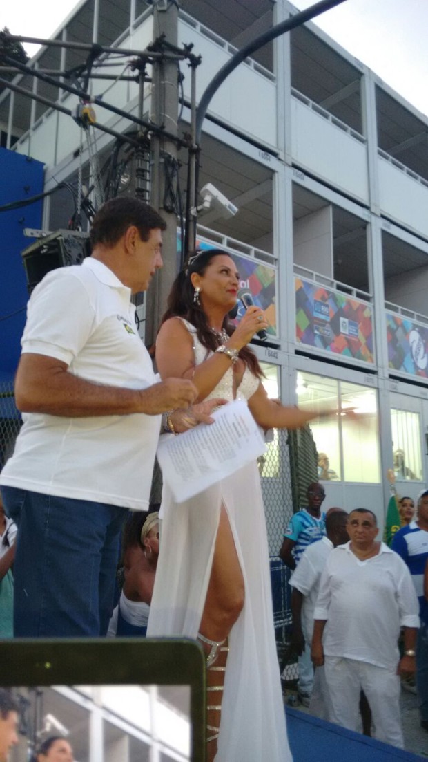 Luiza Brunet curtindo bloco de carnaval (Foto: Daniel Pinheiro/AgNews)