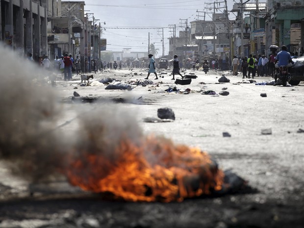 Protestos violentos no Haiti provocam o adiamento do segundo turno das eleições presidenciais e preocupam a ONU (Foto: Martinez Casares/Reuters)