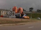 Carros alegóricos estão às margens de rua em Jundiaí (Taynara Souza/ VC no G1)