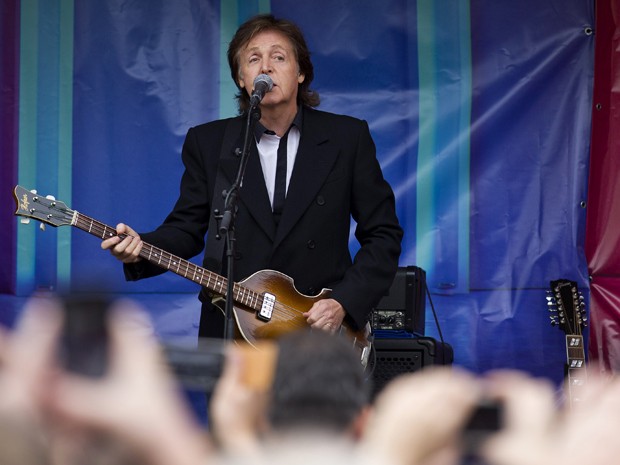 Paul McCartney faz show surpresa em Londres (Foto: Justin Tallis/AFP) Paul McCartney faz show surpresa em Londres (Foto: Justin Tallis/AFP)