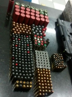 Grande quantidade de armamento é apreendido em Ibiúna (Foto: Divulgação/Polícia Militar)