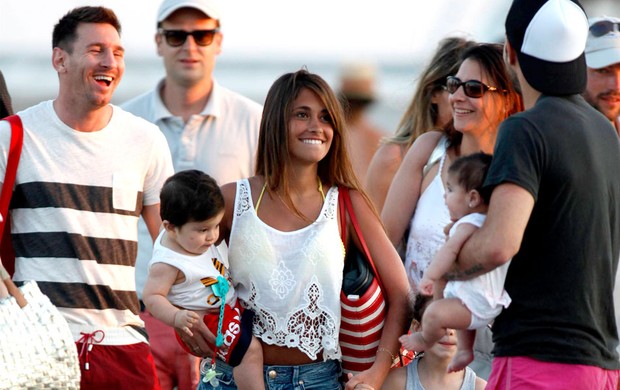 lionel Messi aproveita férias em Ibiza (Foto: Splash News)