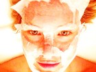 Bar Refaeli faz tratamento facial e posta foto divertida