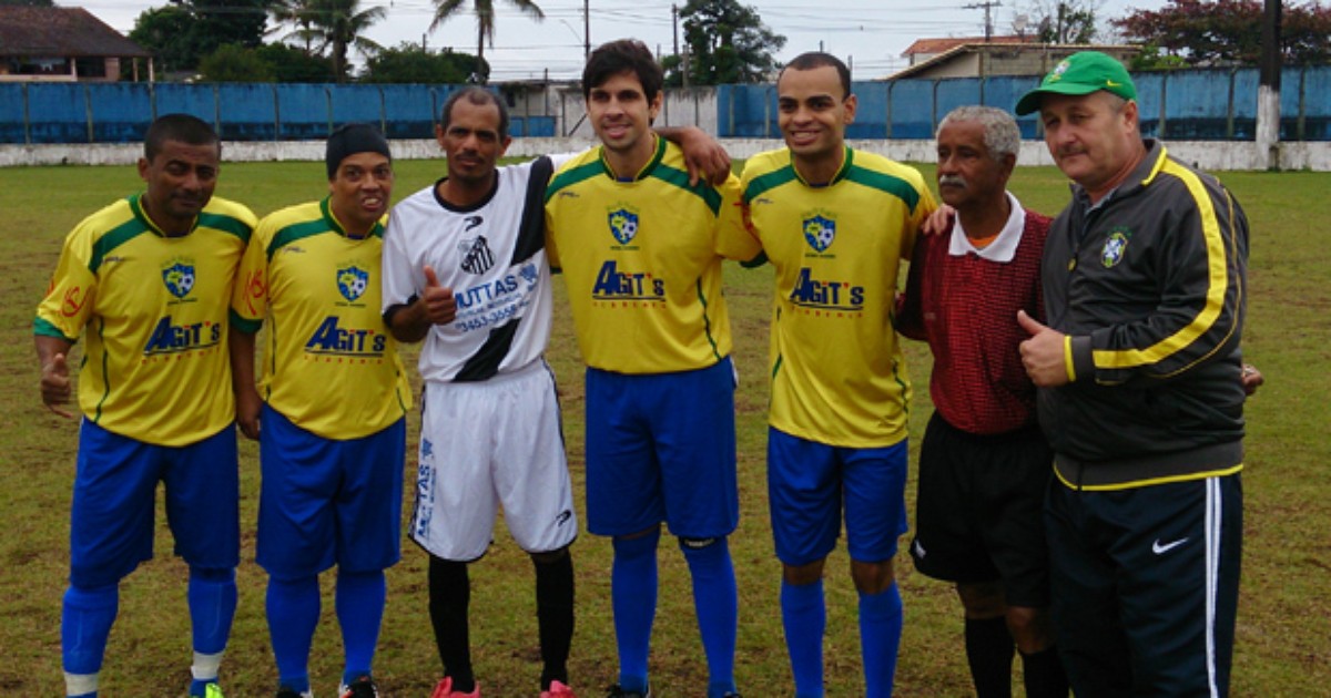 Sósias de craques se reúnem e atraem fãs em 'futebol do bem' em ... - Globo.com