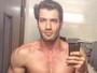 Ex-BBB Roni responde críticas ao corpo com foto sem camisa: 'De boas'