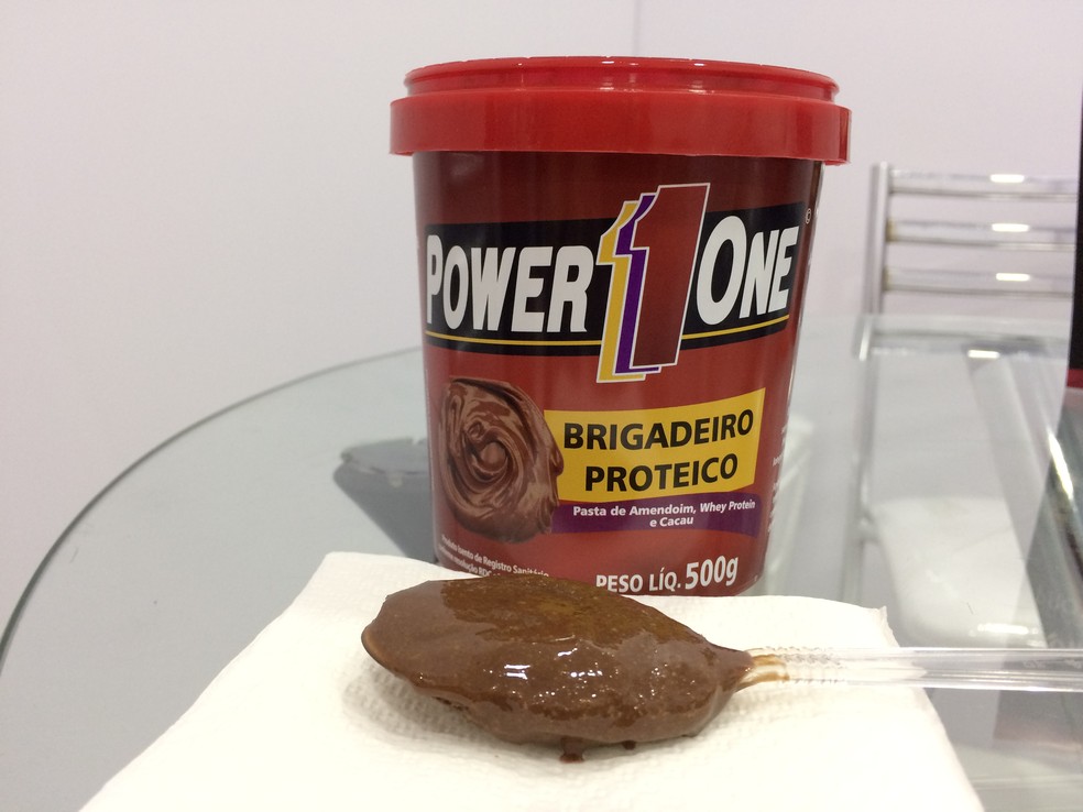 Para quem não quer deixar de comer doce, tem o brigadeiro de amendoim e proteína (Foto: Glauco Araújo/G1)